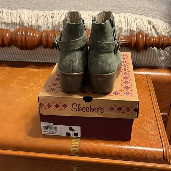 Skechers Parallel Day Date Olive Suede Wedge Boots Size 8 - Picture 4 of 4
